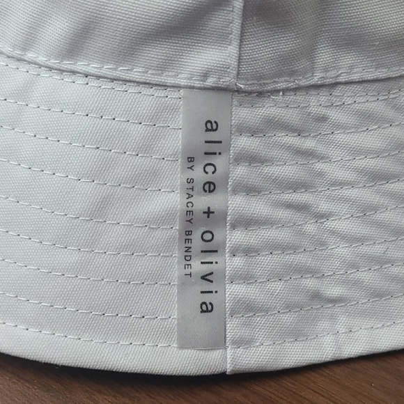 Alice + Olivia daisy print reversible bucket hat - Picture 5 of 6